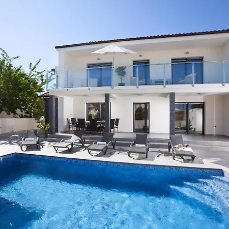 Holiday home Luxus Grey Soul Mit Pool In Medulin