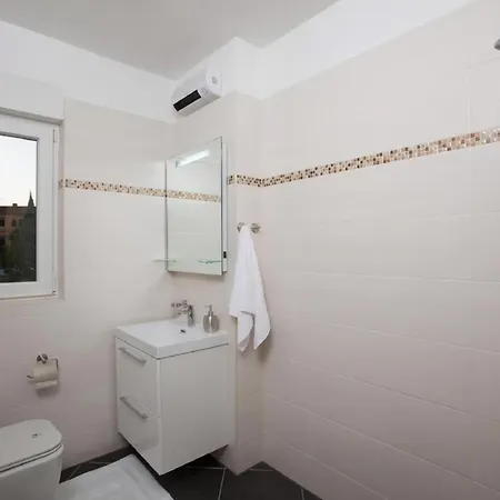 Luxus Grey Soul Mit Pool In Μεντουλίν