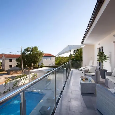 Holiday home Luxus Grey Soul Mit Pool In